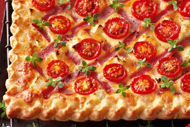 cheese-ham-and-cherry-tomato-tart-83904-1