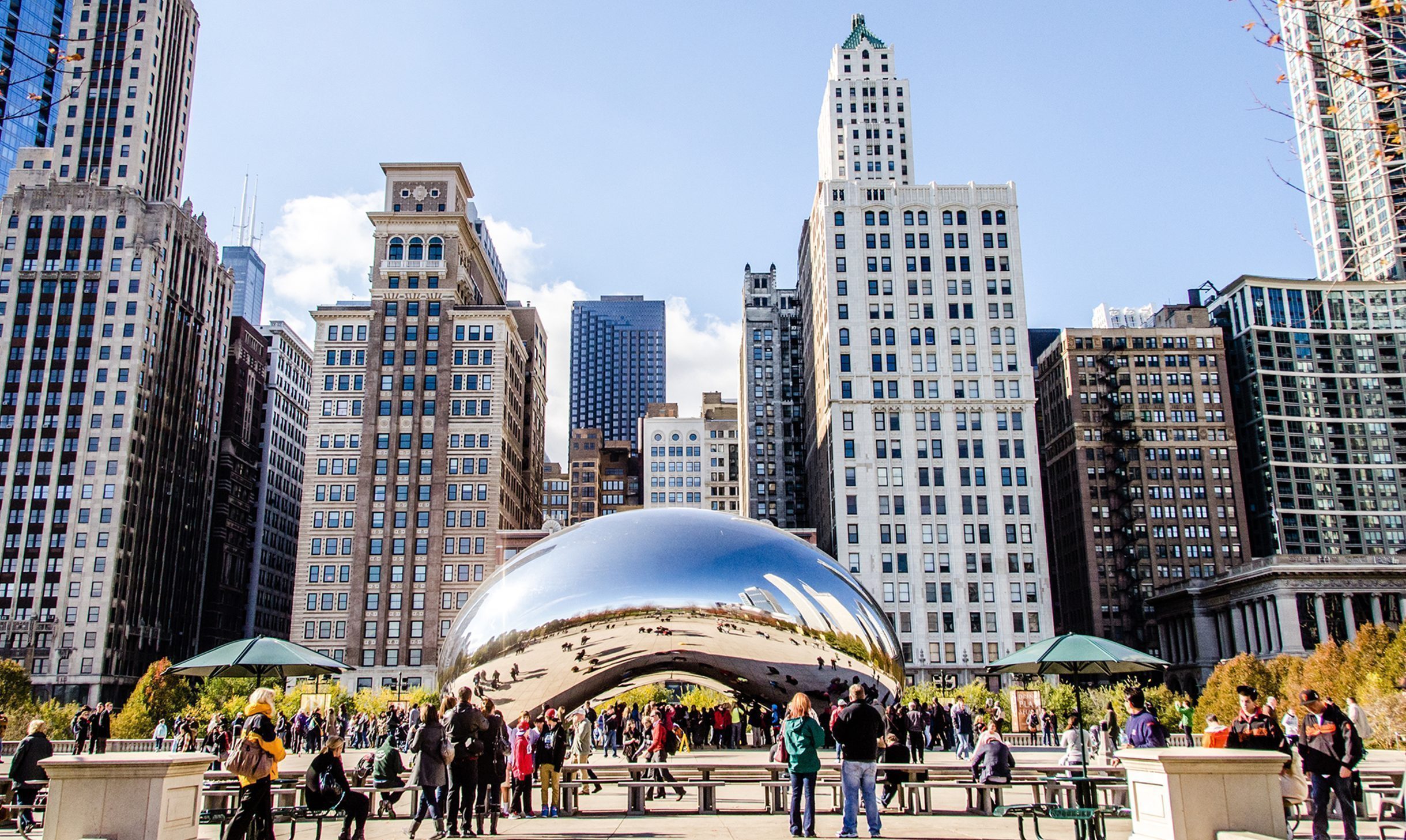 Chaos w centrum Chicago – setki młodych ludzi na ulicy