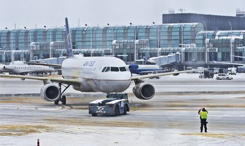 Zimowa pogoda paraliżuje loty z Chicago