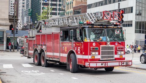 Atak siekierą na samochody strażaków w Chicago