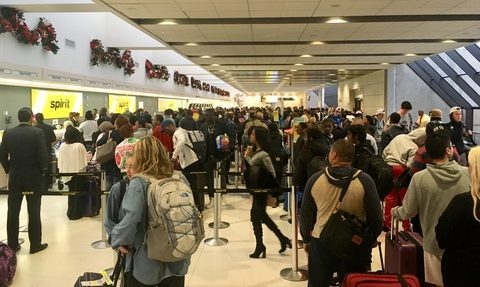 Długie kolejki na lotniskach w USA