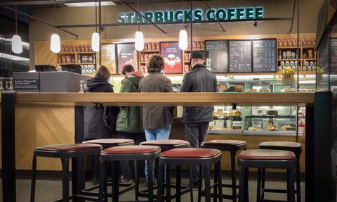 Starbucks zwalnia setki pracowników i zamyka biura
