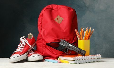 Uczniowie przynieśli broń do szkoły