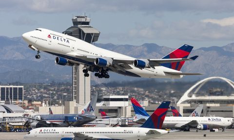 Pasażer próbował otworzyć drzwi samolotu