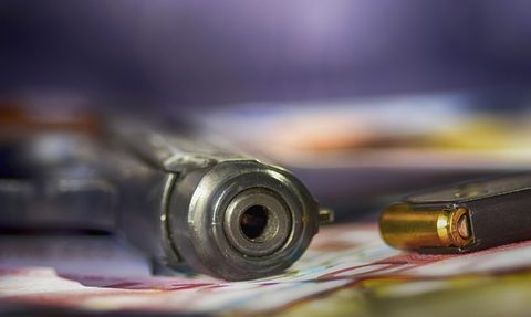Zajęcia odwołane w szkole bo policjant zgubił broń
