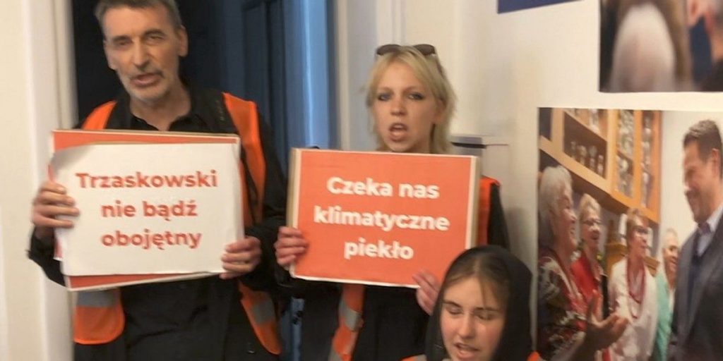 „Pali się panu pod stopami”. Klimatyczni aktywiści okupują sztab Trzaskowskiego