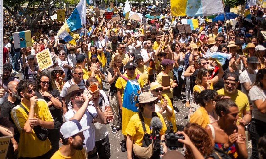 Turyści na Wyspach Kanaryjskich są “przerażeni” – masowe protesty mieszkańców przeciw turystyce