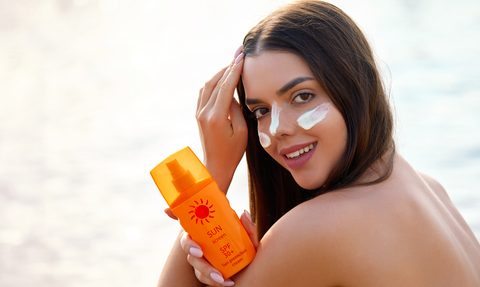 Chroń skórę twarzy latem