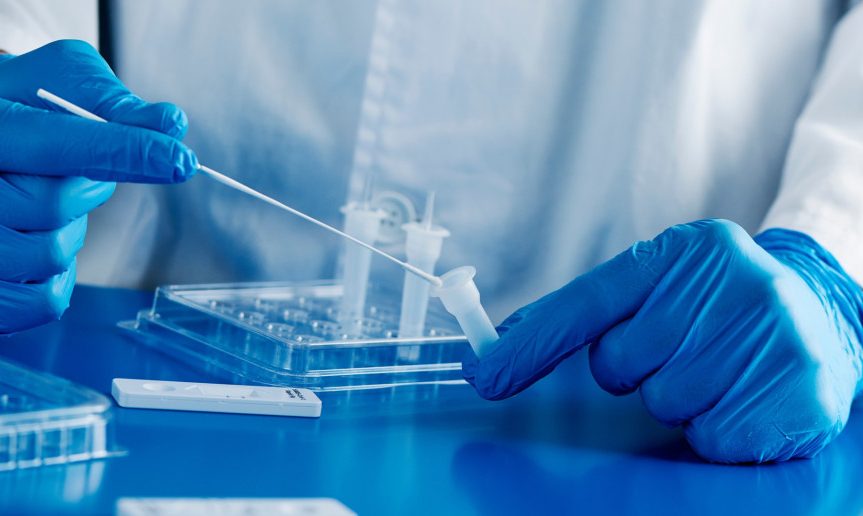 Ból gardła „jak żyletka”? Co warto wiedzieć o najnowszym wariancie COVID