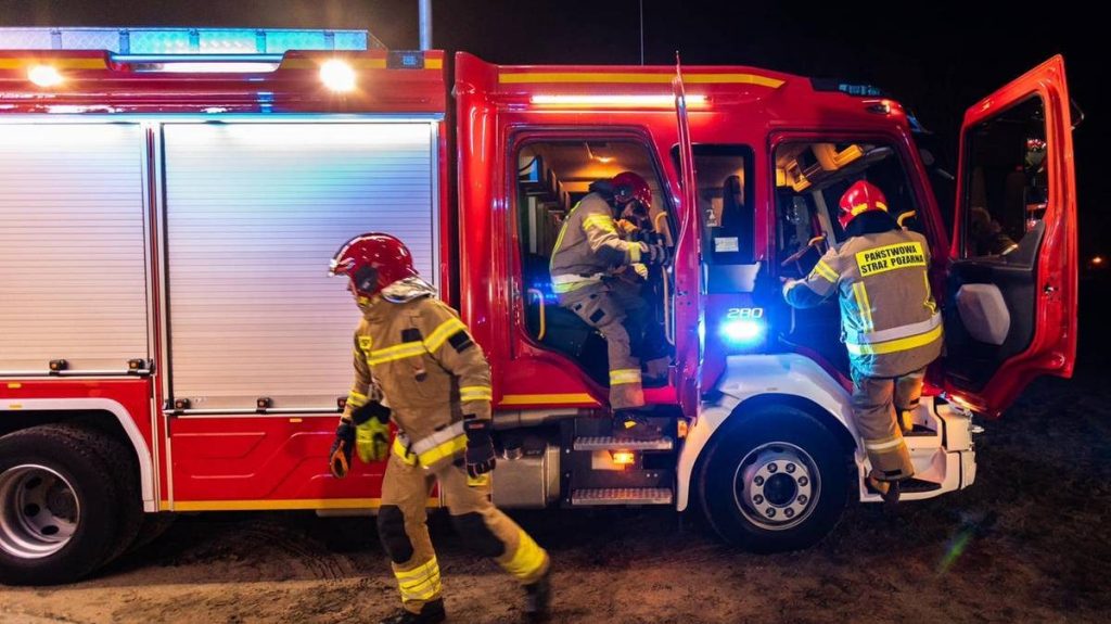 Pożar hali w Kałuszynie. W akcji 23 zastępy straży pożarnej