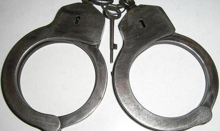 W Warszawie aresztowali czterech policjantów i kuli ich kajdankami