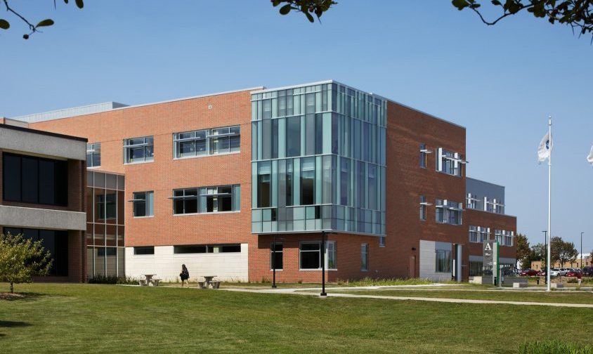 Student Elgin Community College zatrzymany przez ICE