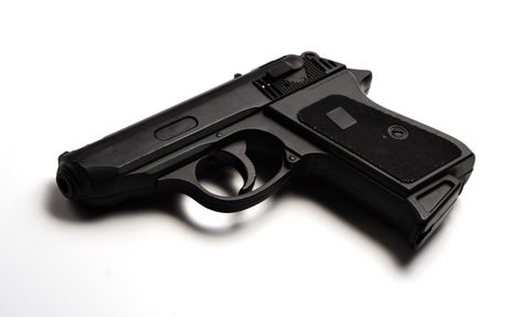 Dziecko znalazło broń na placu zabaw w Crystal Lake