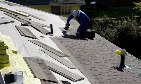 Naprawili jej dach, a ona wezwała ICE