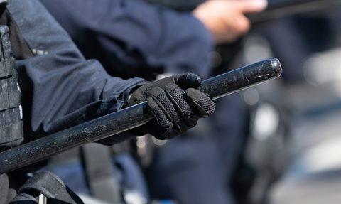 Off-duty agent ICE oskarżony o pobicie protestującego