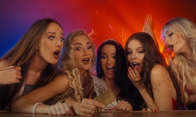 Uczniowie zaśpiewali “Wesele w Dubaju”. Nauczycielki zwolniono w trybie natychmiastowym