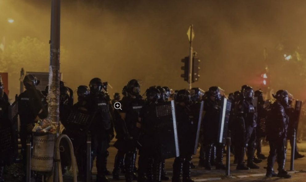 Tysiące Serbów na ulicach. Policja zatrzymała dziesiątki osób