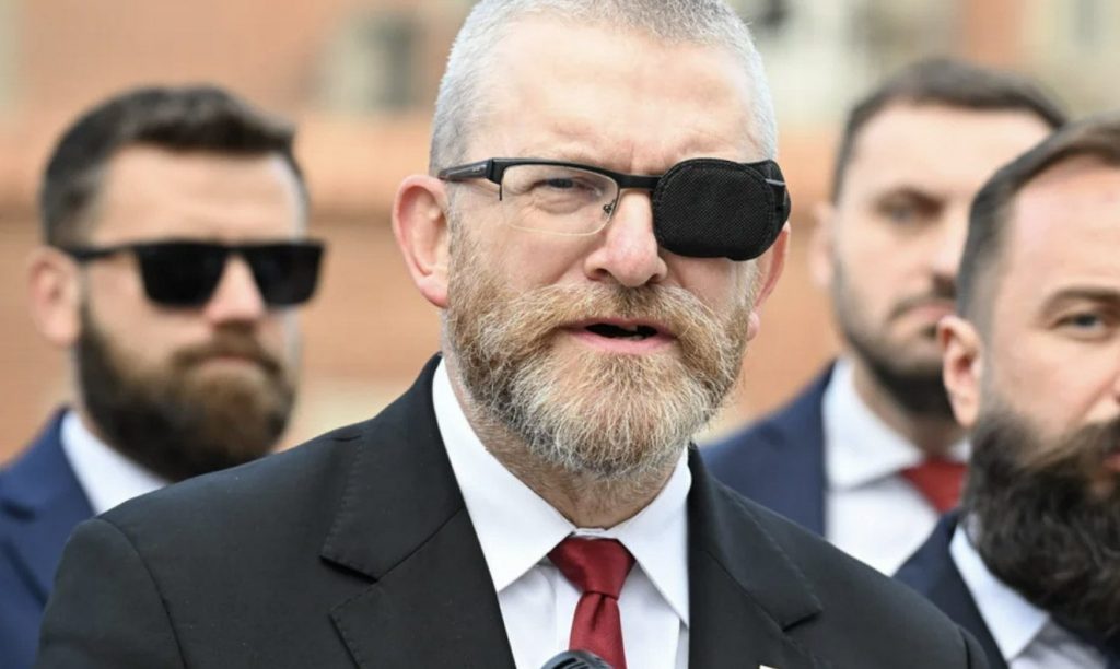 Grzegorza Braun z czarną opaską na oku