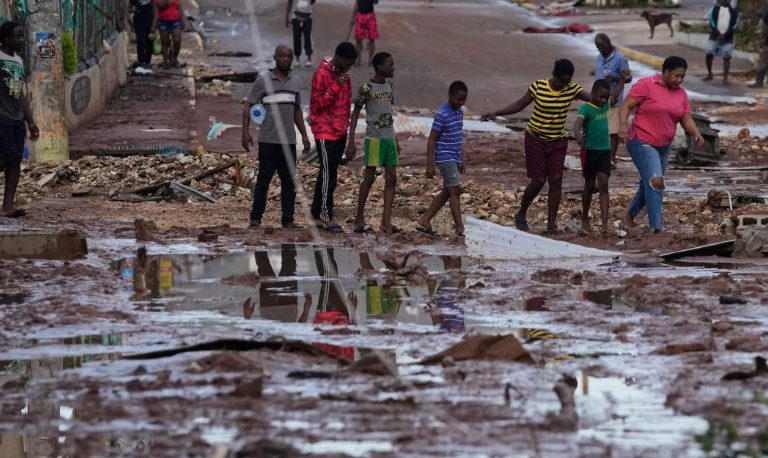 Huragan Melissa: Jamajka podnosi się po zniszczeniach, gdy burza dociera do Kuby