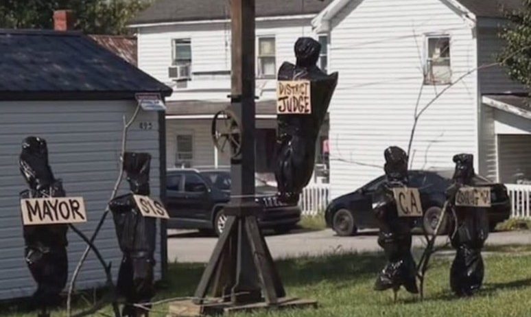 Mężczyzna aresztowany za przygotowanie halloweenowej dekoracji lokalnych urzędników jako ciała w workach na zwłoki