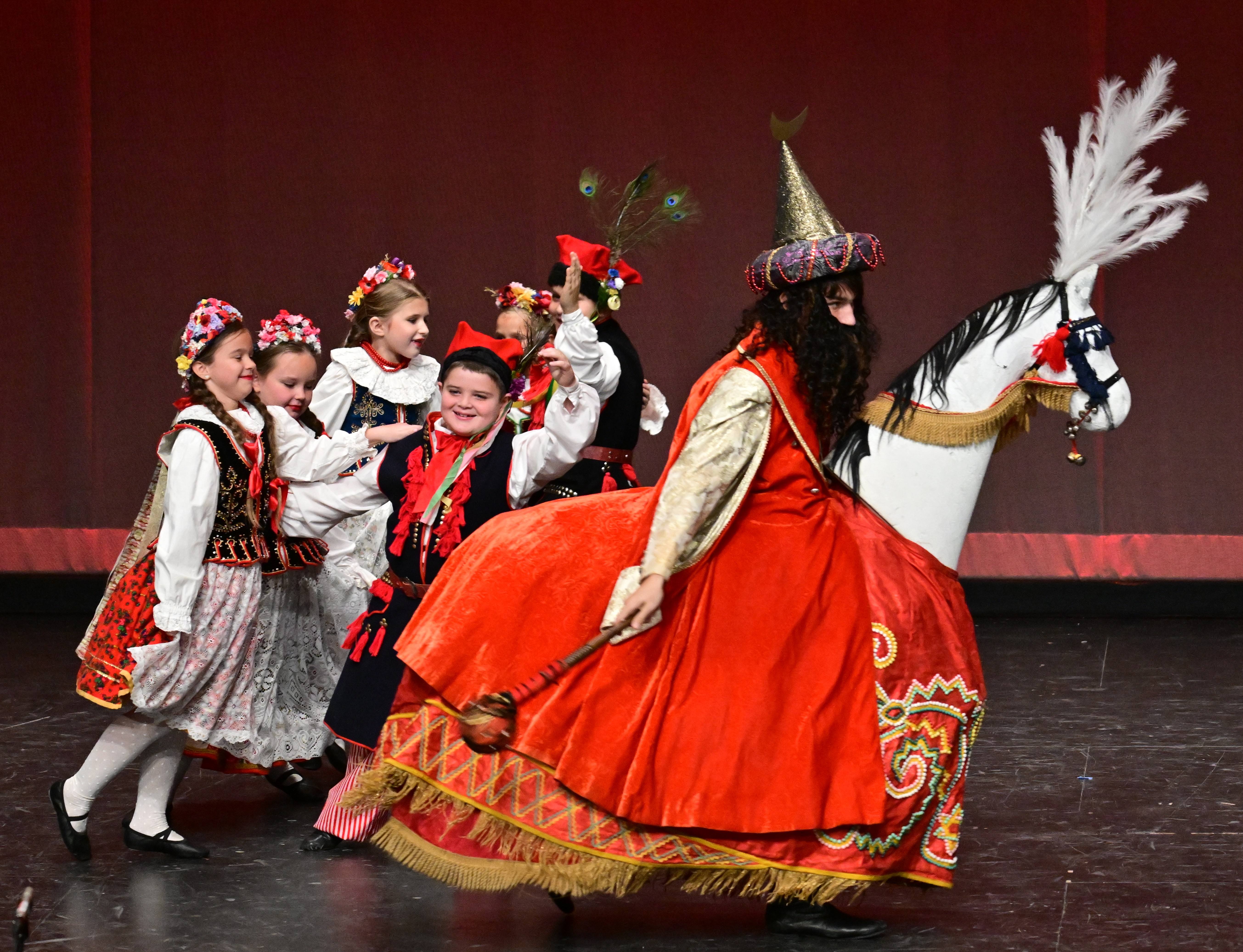 Teatr Pieśni i Tańca WICI – Między domem a tęsknotą