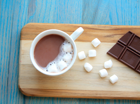 Gorąca czekolada z cynamonem i piankami