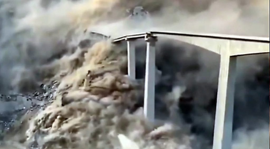 Chiny: nowo otwarty most Hongqi runął do rzeki