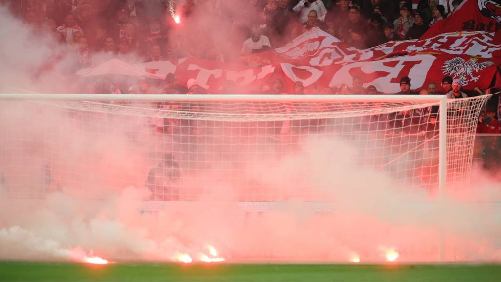 Patriotyczna oprawa nie wpuszczona na PGE Narodowy. Kibice oburzeni