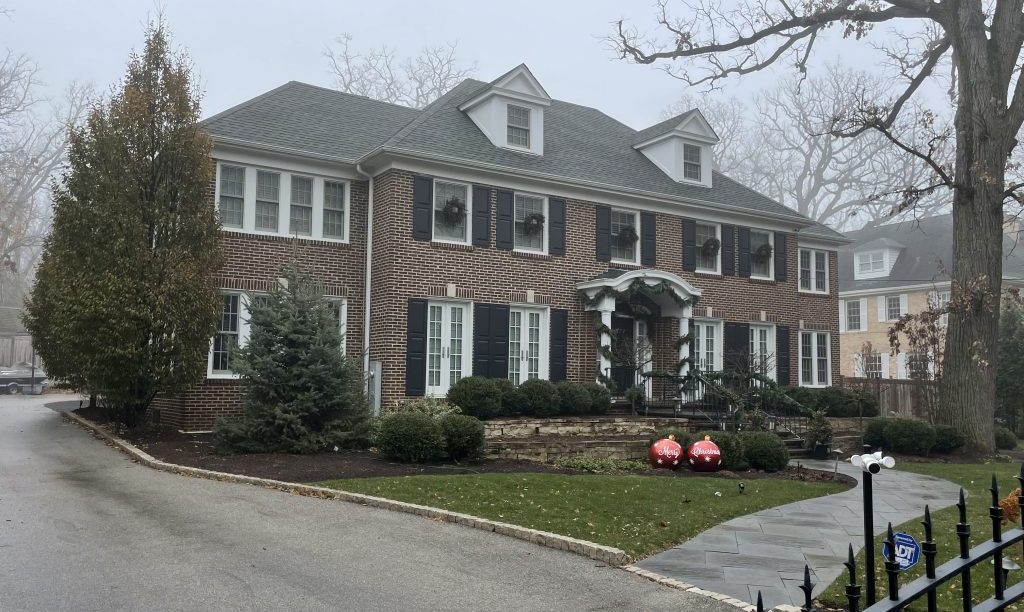 Fani żegnają Catherine O’Hara pod domem Kevina w Winnetka