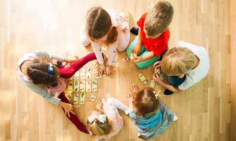 Pracownice żłobka w Des Plaines oskarżone o znęcanie się nad dziećmi