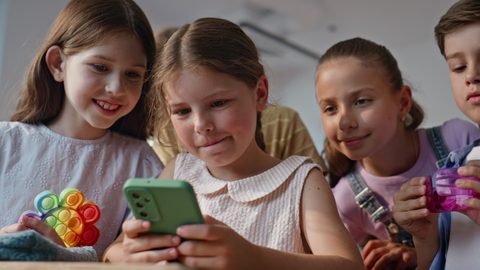 Gubernator Pritzker chce zakazu telefonów komórkowych w szkołach