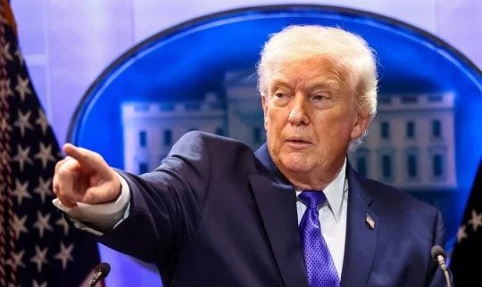 Trump podwyższa globalną stawkę celną z 10 do 15 procent