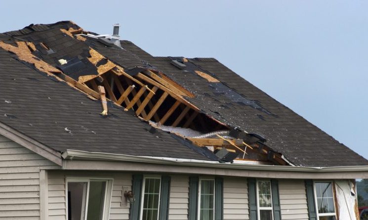 Wiatr uszkodził dach na szkole w Niles