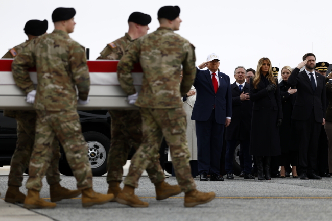 Prezydent Trump oddał hołd poległym żołnierzom