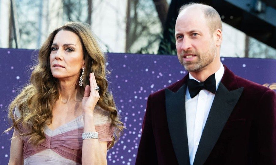 Książę William był gotów „wypowiedzieć wojnę mediom” po publikacji topless zdjęć Kate – ujawnia książka