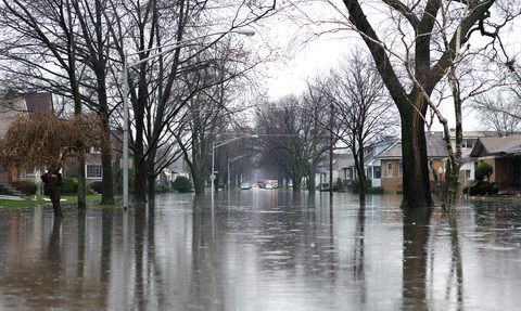 Des Plaines przygotowuje się na możliwą powódź