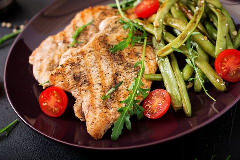 Indyk w ziołach z kaszą i warzywami