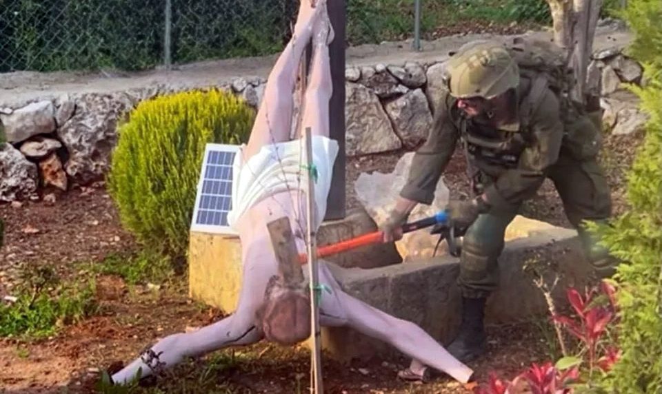 Żołnierz Izraela młotem rozbił figurę Jezusa