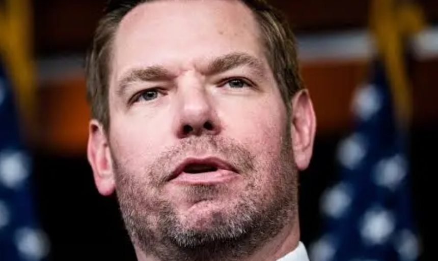 Amerykański kongresmen Eric Swalwell rezygnuje z Kongresu. Cztery kobiety oskarżyły go o molestowanie