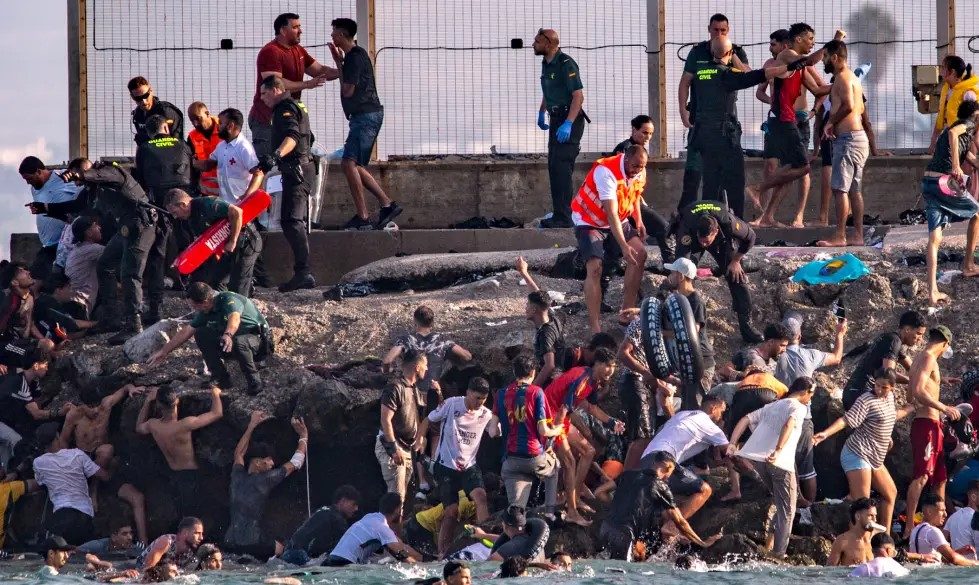 60 000 imigrantów wdarło się do Hiszpanii. Co najmniej 57 zginęło