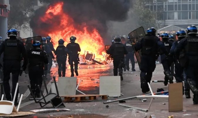 Ponad 800 000 protestujących we Francji. Płoną samochody